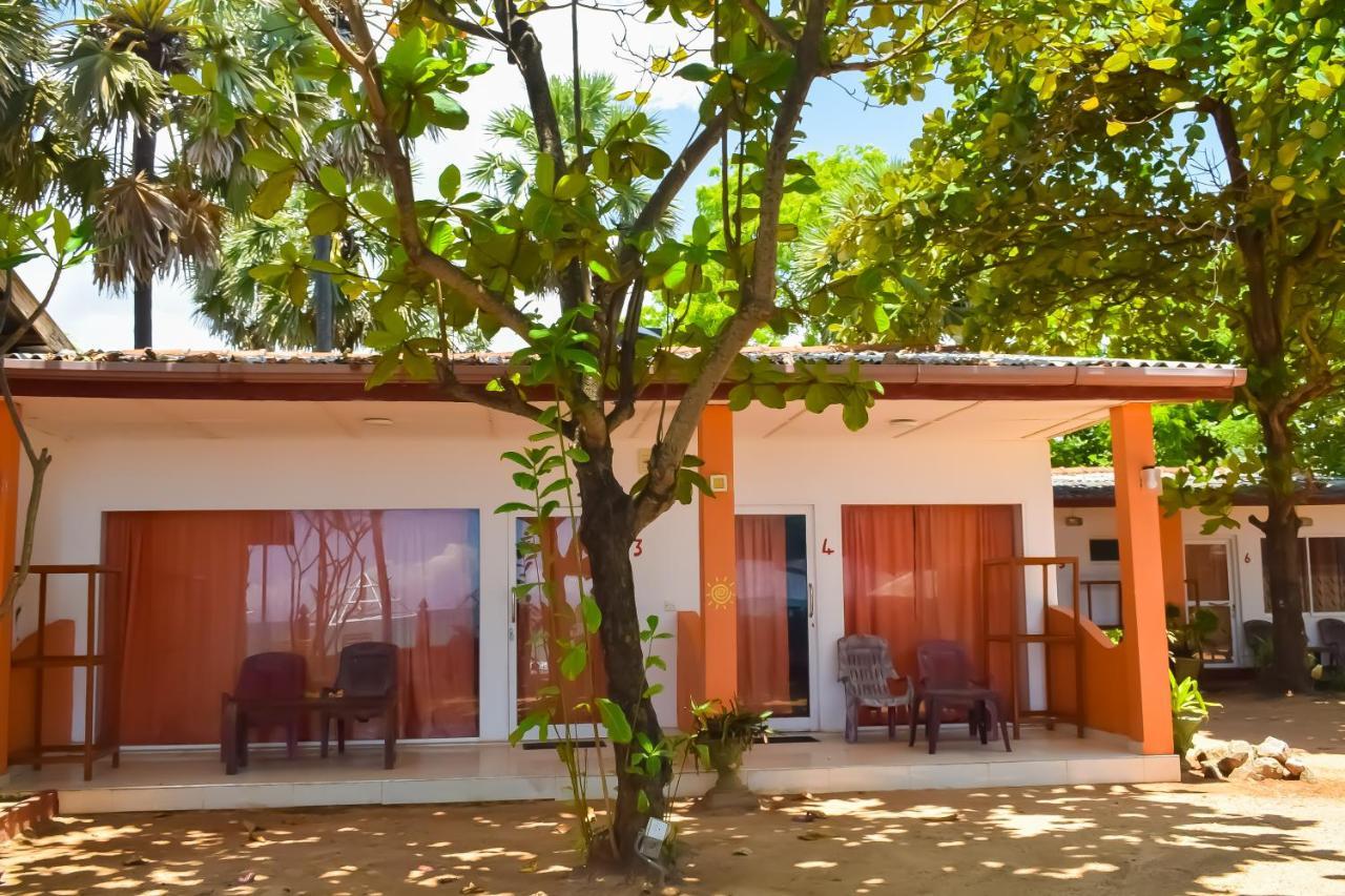 Golden Beach Cottages 트링코말리 외부 사진
