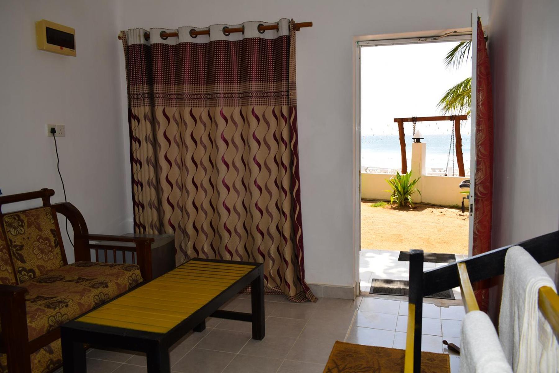 Golden Beach Cottages 트링코말리 외부 사진